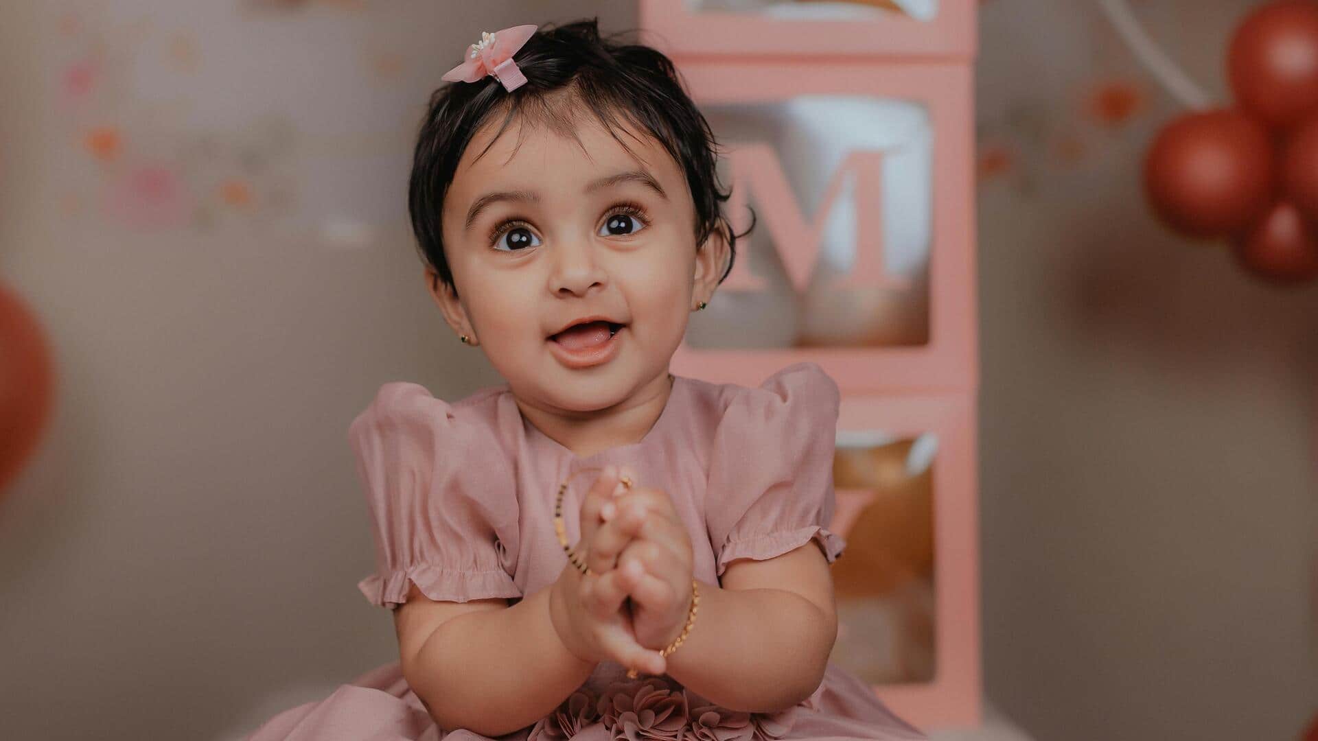 छोटी बच्चियों को शादी जैसे उत्सवों में पहनाएं ये सुंदर कपड़े, लगेंगी बहुत प्यारी