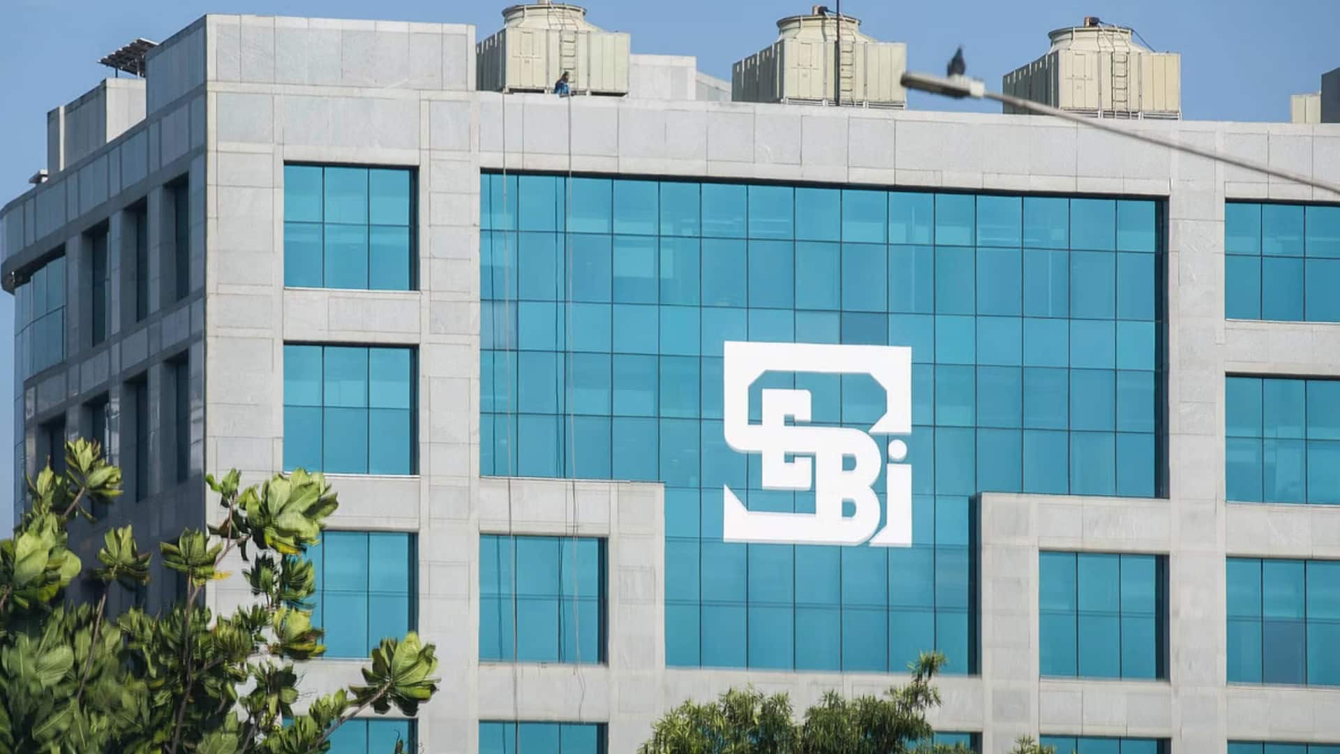 SEBI ने यश गर्ग पर लगाया प्रतिबंध, 93 लाख रुपये वापस करने का आदेश