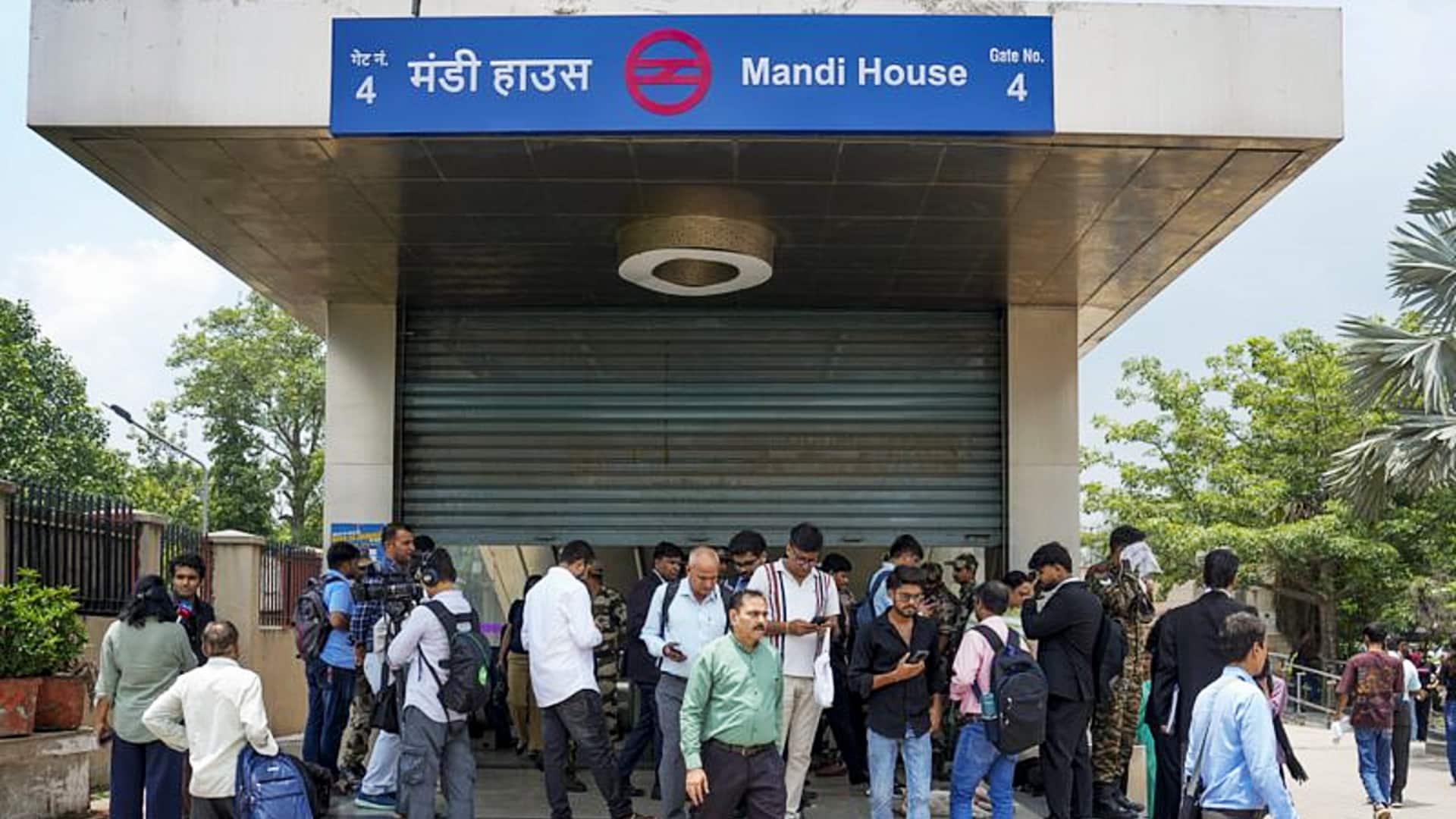 दिल्ली मेट्रो ने संसद और जंतर-मंतर के आसपास के सभी 16 स्टेशन फिर बंद किए