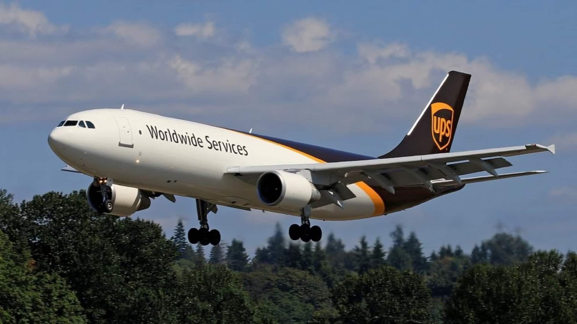 अमेरिका में हवाई अड्डे से उड़ान भरते समय मालवाहक विमान दुर्घटनाग्रस्त, 7 की मौत 