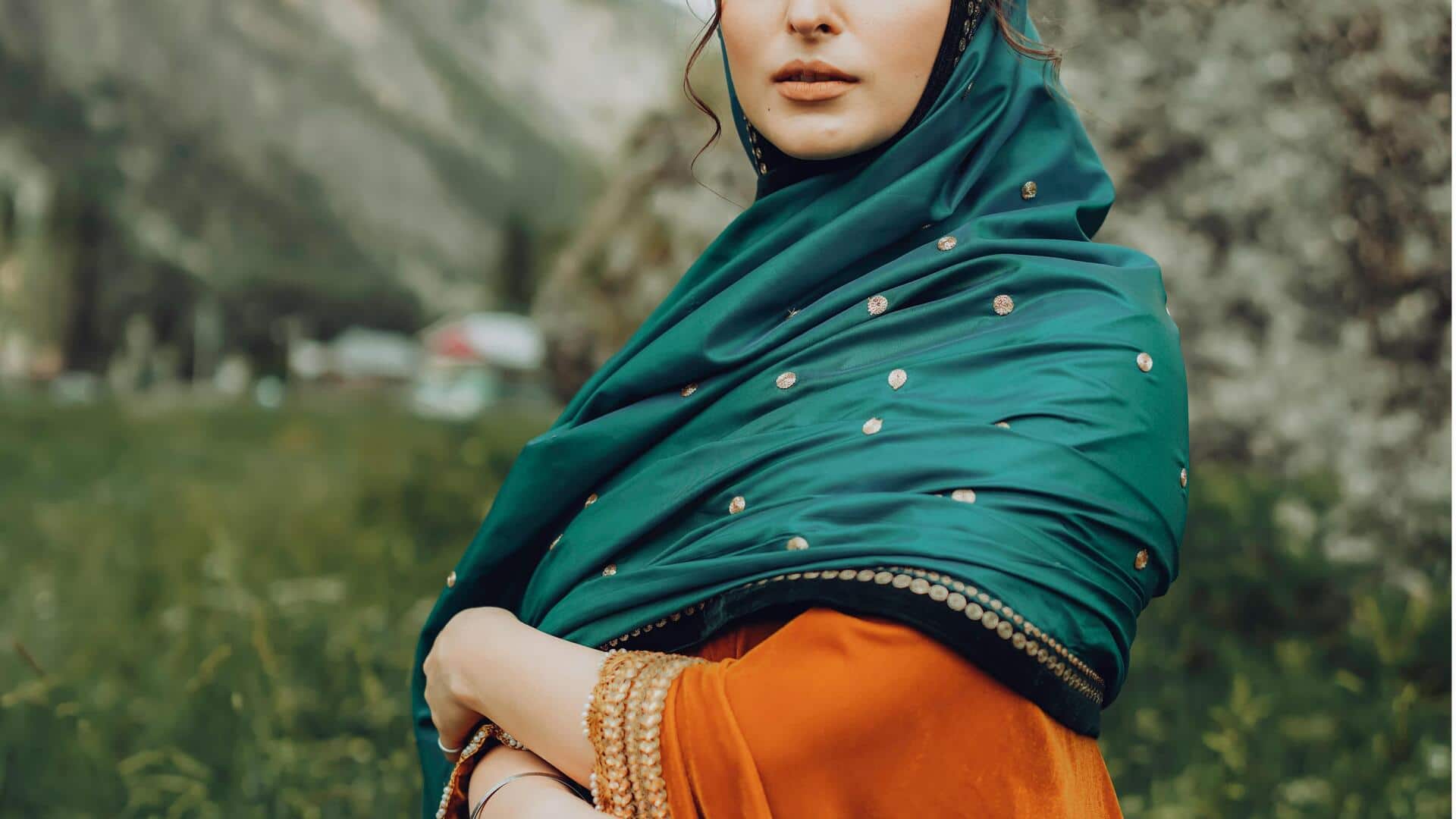 हर महिला के पास होने चाहिए उलटने वाले शॉल, देते हैं बेहद स्टाइलिश लुक 