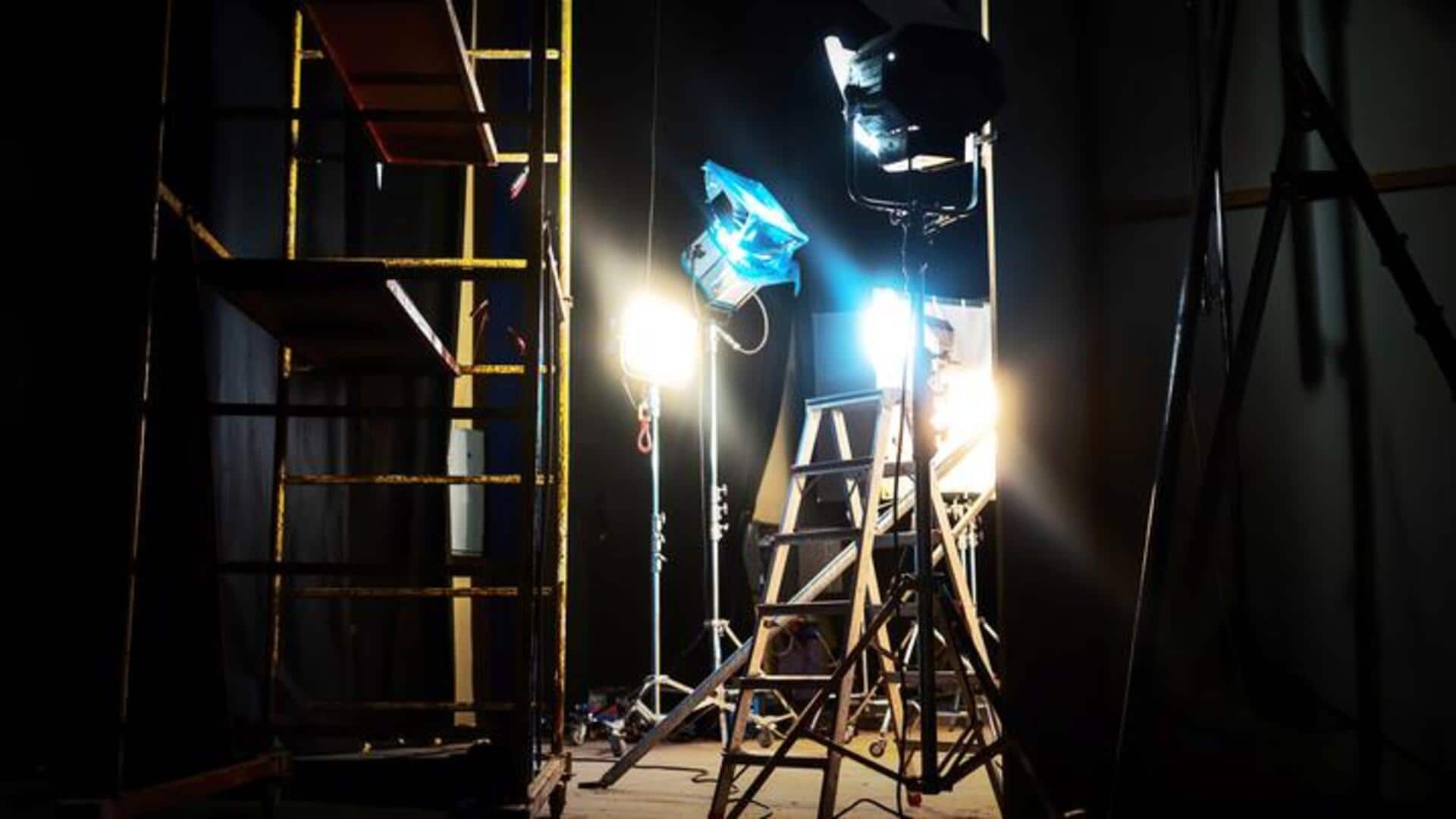 #NewsBytesExplainer: फिल्मों की शूटिंग में अहम भूमिका निभाता है लाइटिंग विभाग, जानिए कैसे करता है काम