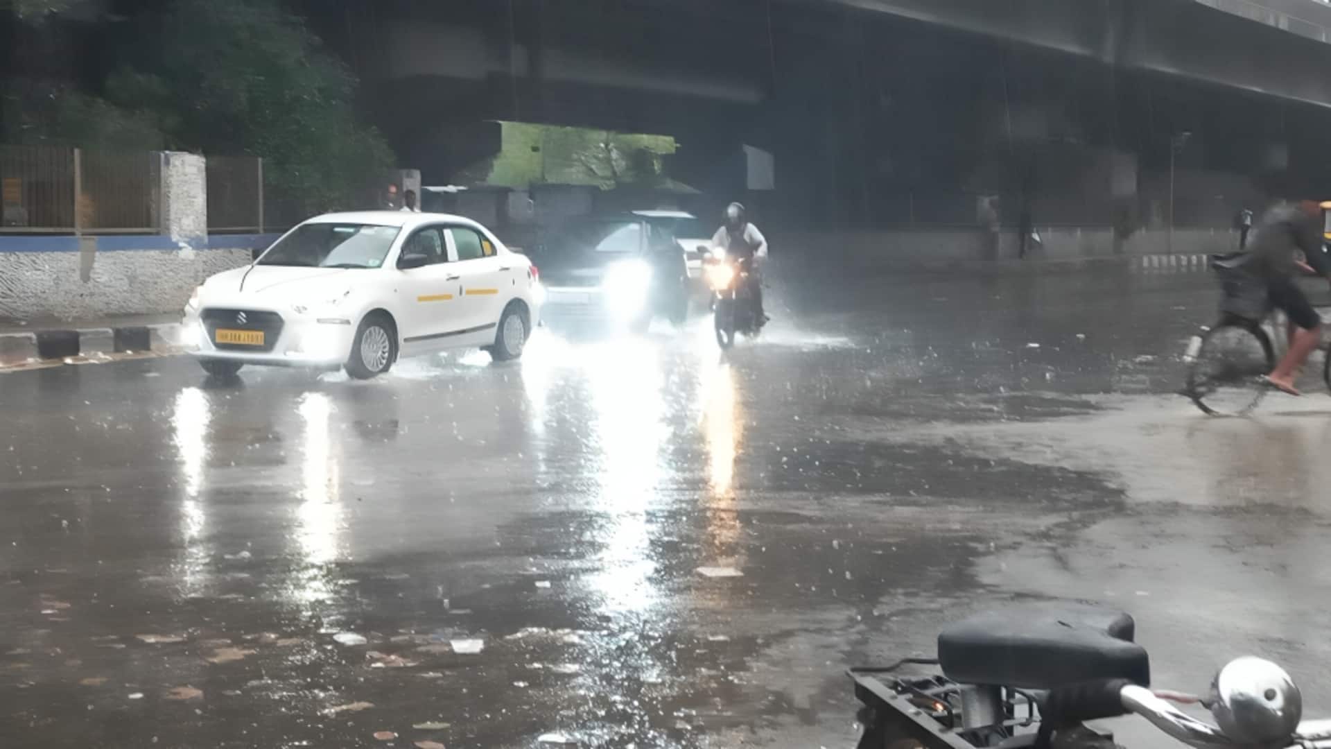 दिल्ली में भारी बारिश से सड़कें बनी नदियां, कई राज्यों में अलर्ट जारी दिल्ली में भारी बारिश से सड़कें बनी नदियां, कई राज्यों में अलर्ट जारी
