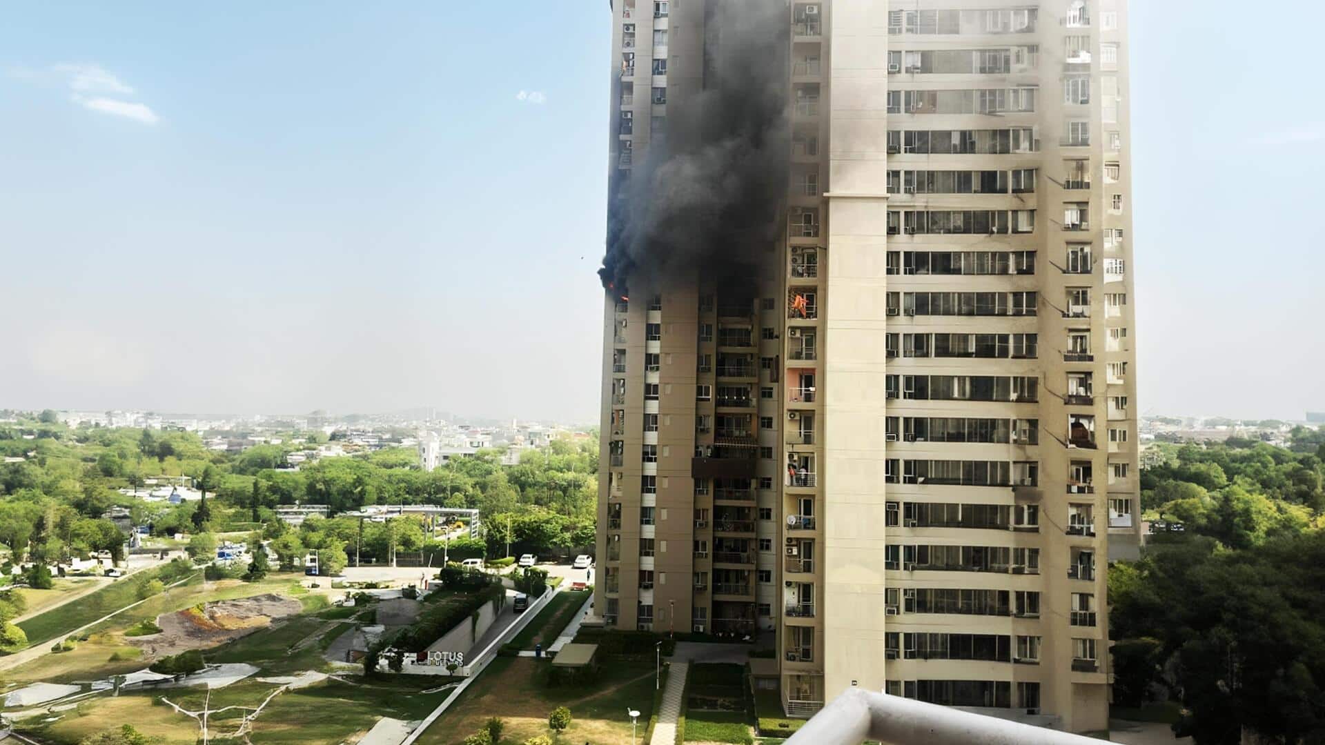 नोएडा: बहुमंजिला इमारत में AC फटा, कई फ्लैट में आग लगी