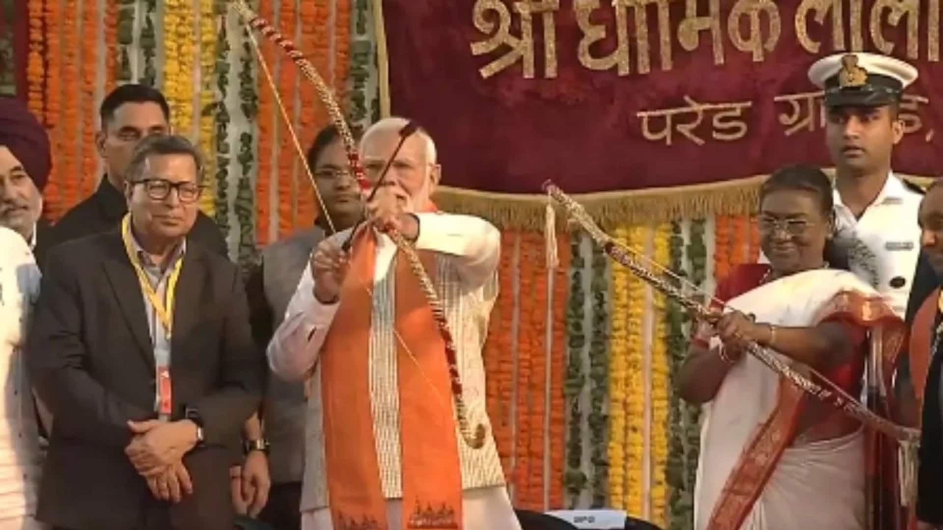 प्रधानमंत्री मोदी ने दिल्ली में किया रावण दहन, राष्ट्रपति द्रौपदी मुर्मू भी रहीं मौजूद