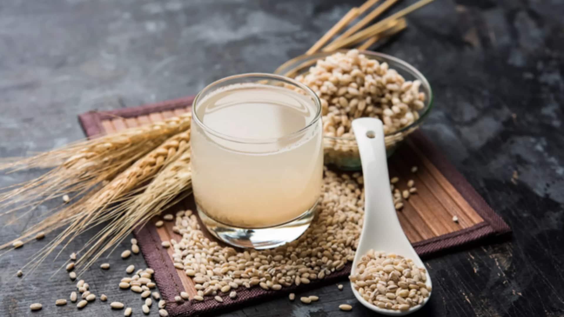 गर्मियों में शरीर को कई फायदे पहुंचा सकता है जौ का पानी, शुरू करें सेवन 