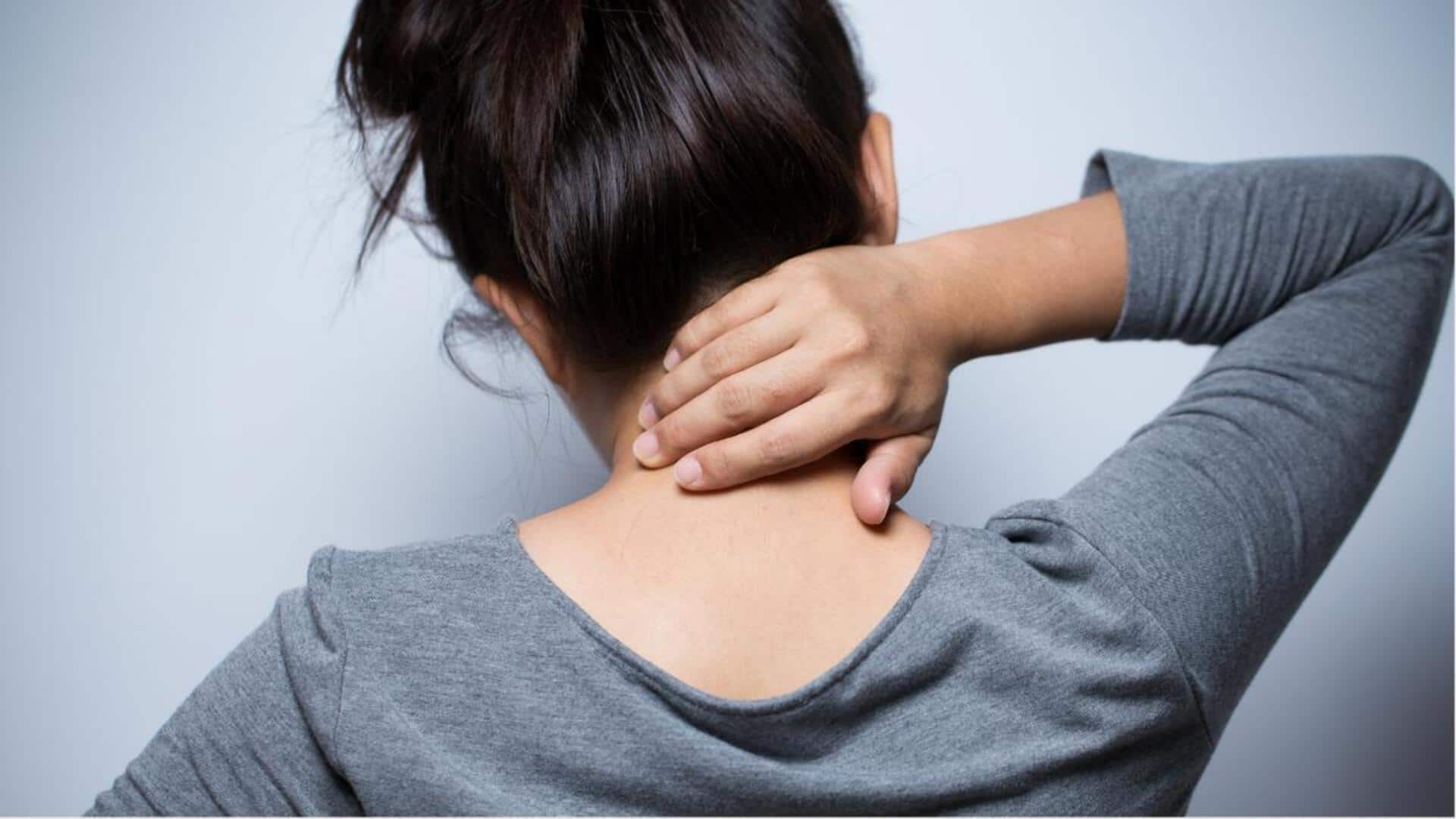 गलत मुद्रा में सोने से गर्दन में अकड़न आ गई? इन तरीकों से करें ठीक