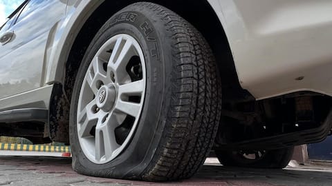 गर्मियों में बढ़ जाता टायर फटने होने का खतरा, कैसे रखें सुरक्षित?