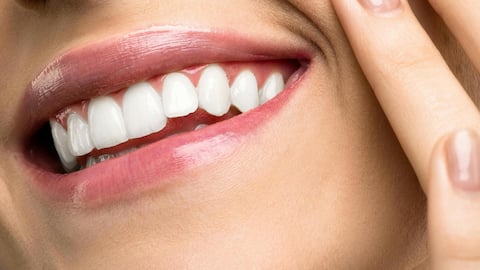इन स्वस्थ खाद्य पदार्थों के सेवन से मोतियों जैसे सफेद हो जाएंगे आपके दांत