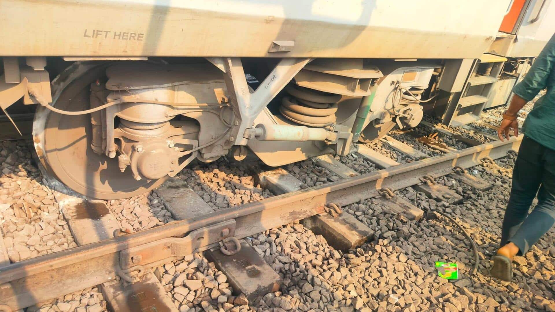 ओडिशा में जाखपुरा स्टेशन के पास चेन्नई सेंट्रल-न्यू जलपाईगुड़ी एक्सप्रेस के 3 डिब्बे पटरी से उतरे