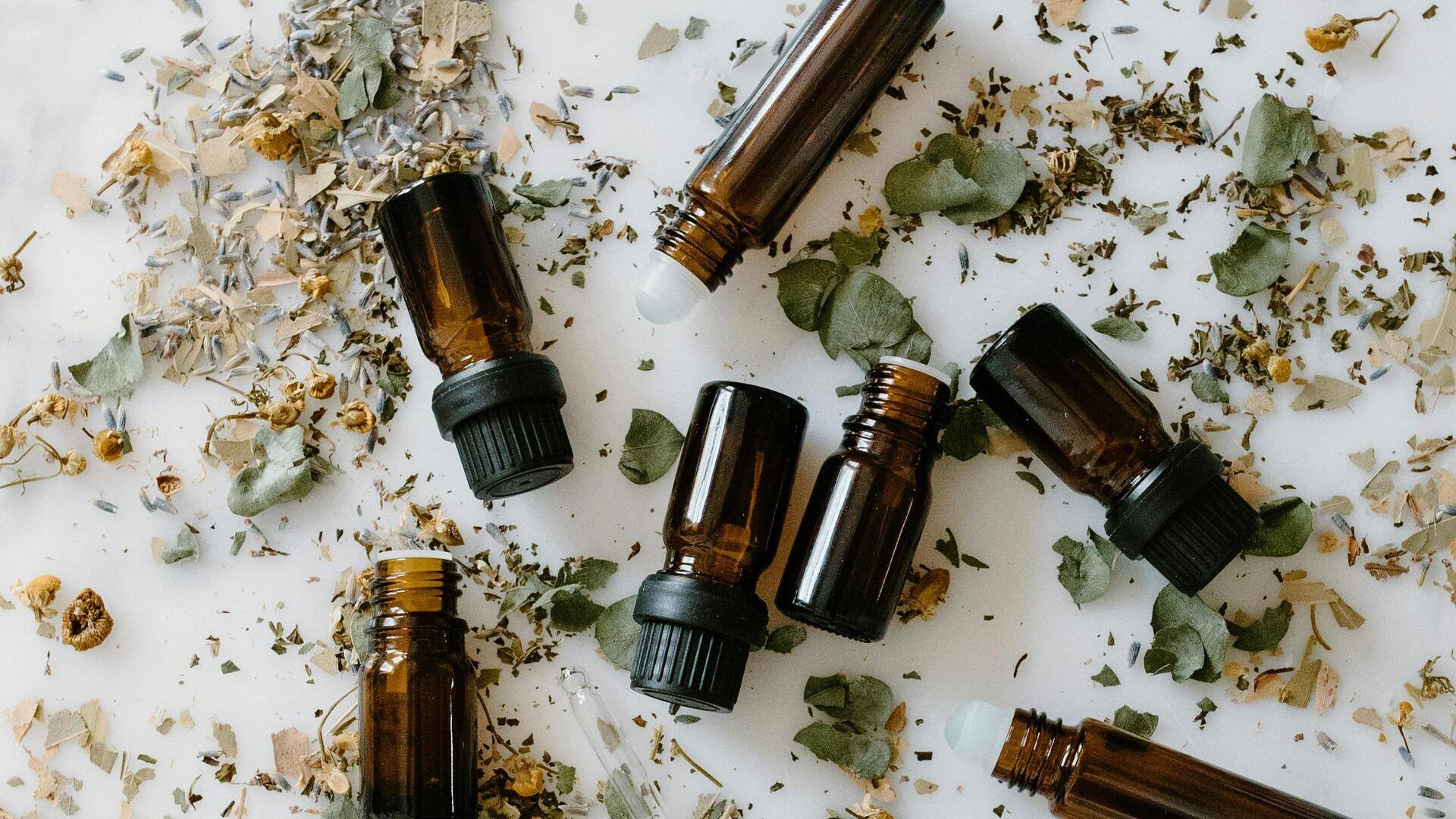 गर्मियों के दौरान इन एसेंशियल ऑयल्स का करें इस्तेमाल, मिलेंगे कई फायदे