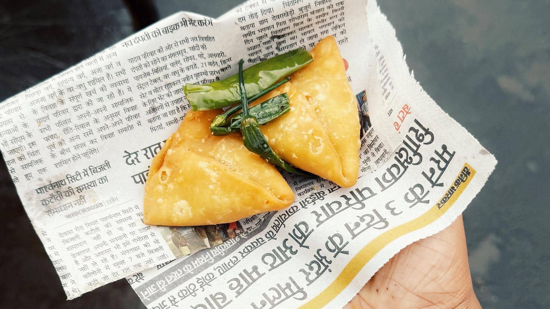 क्या खाने की चीजों को अखबार में लपेटना है सही? जानिए इसका स्वास्थ्य पर असर