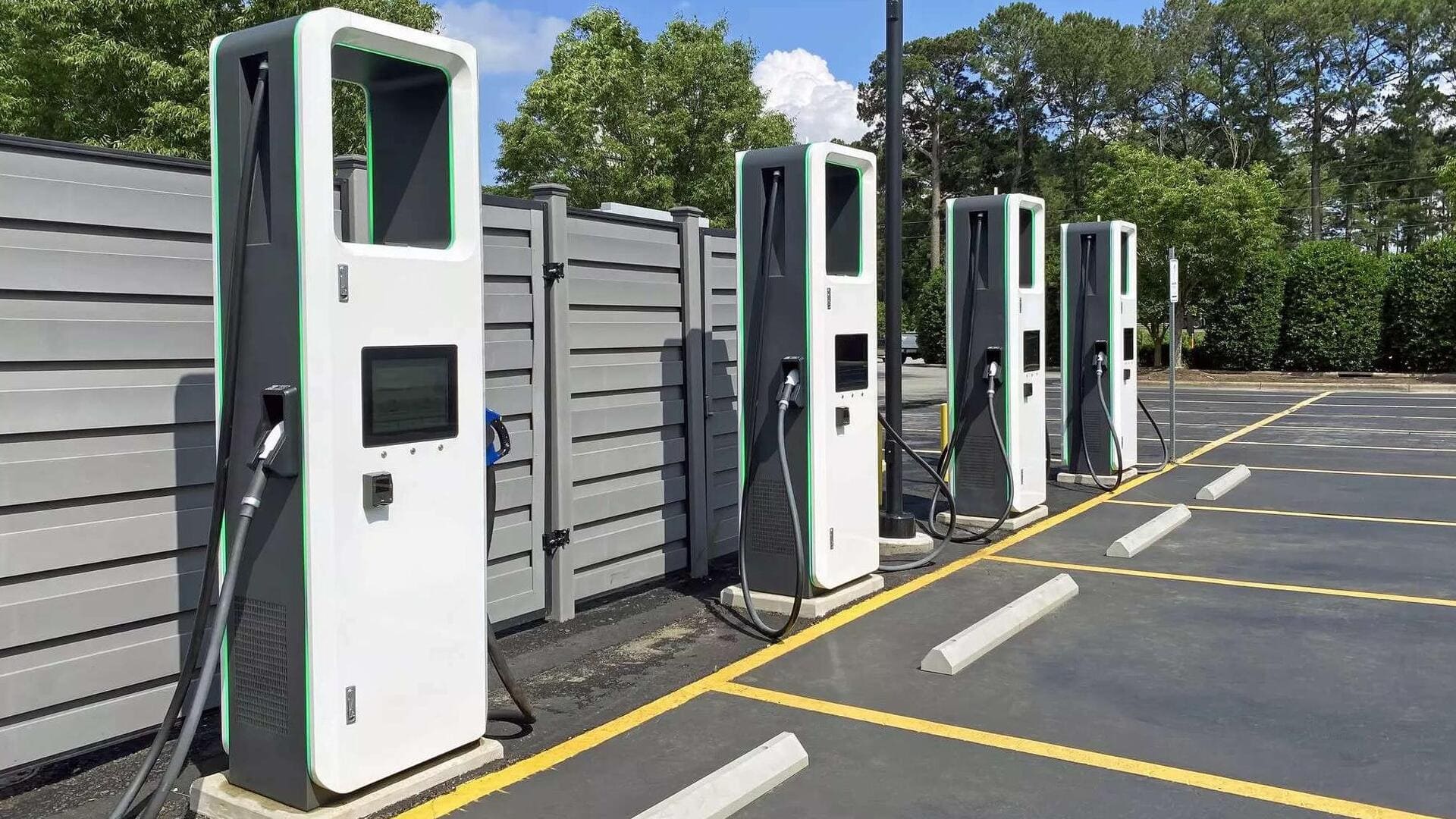 #NewsBytesExplainer: EV चार्जिंग स्टेशन लगाने के लिए क्या चाहिए और इस पर लागत कितनी आती है?