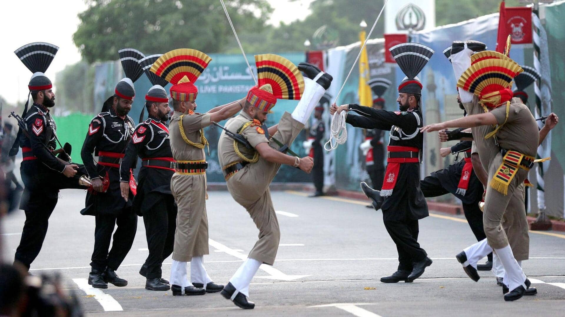 पाकिस्तान सीमा पर बीटिंग रिट्रीट समारोह फिर से शुरू, न गेट खुले और न हाथ मिले पाकिस्तान सीमा पर बीटिंग रिट्रीट समारोह फिर से शुरू, न गेट खुले और न हाथ मिले
