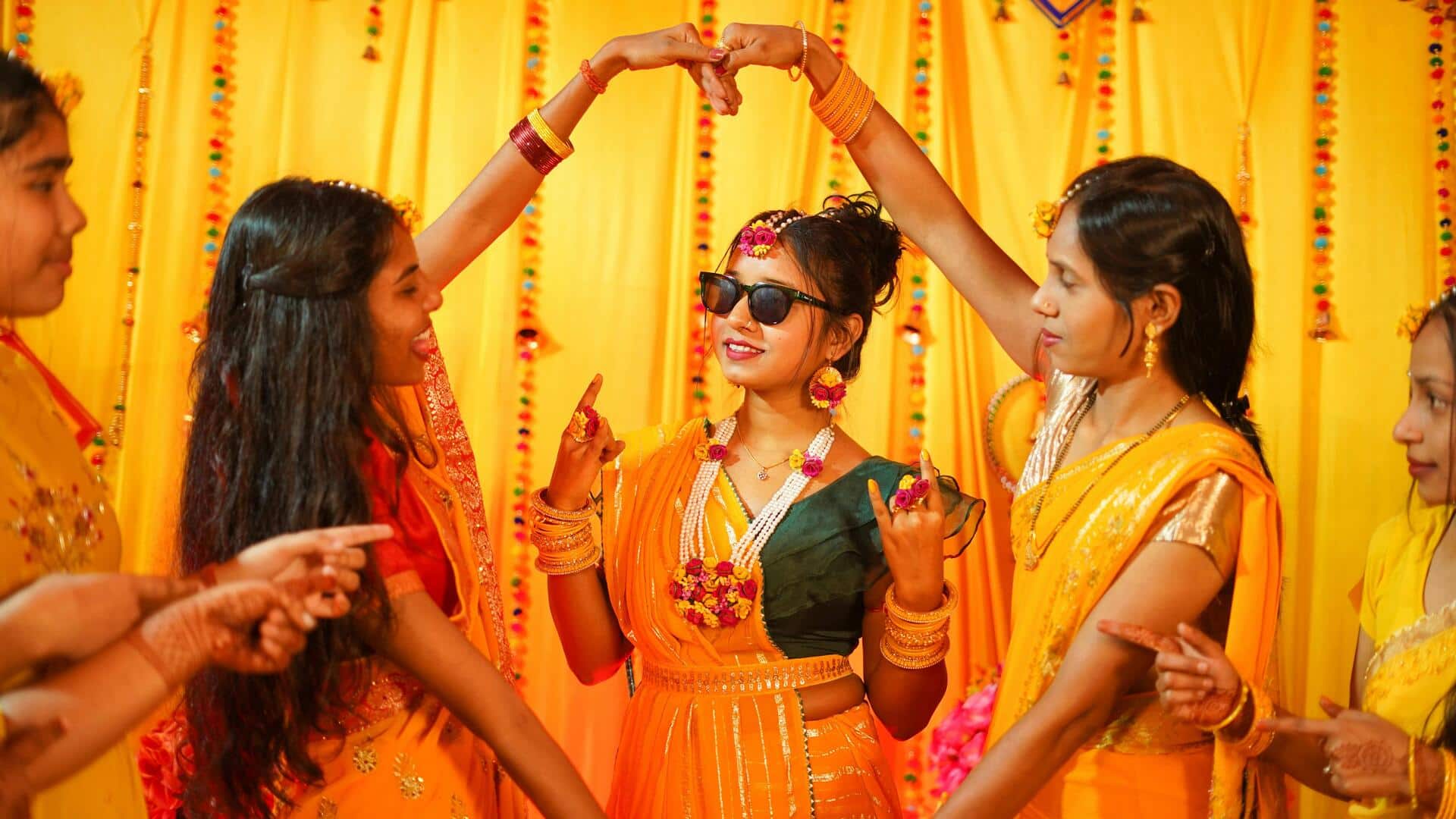 हल्दी समारोह के लिए चुनें ये 5 स्टाइलिश हेयरस्टाइल, लगेंगी खूबसूरत