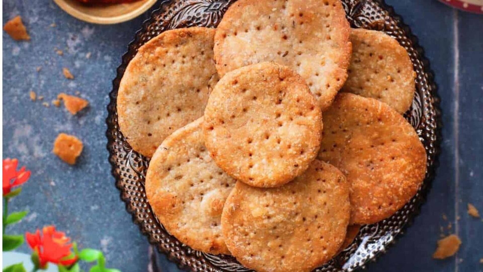 घर पर आसानी से बनाई जा सकती है मठरी, जानिए रेसिपी