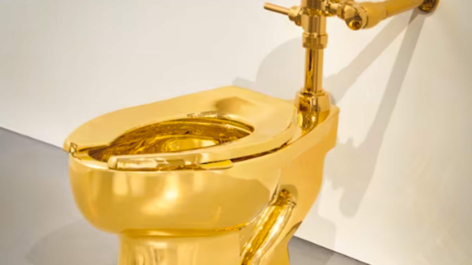 न्यूयॉर्क में नीलाम होने वाला है सोने का शौचालय पॉट, 88 करोड़ लग सकती है कीमत
