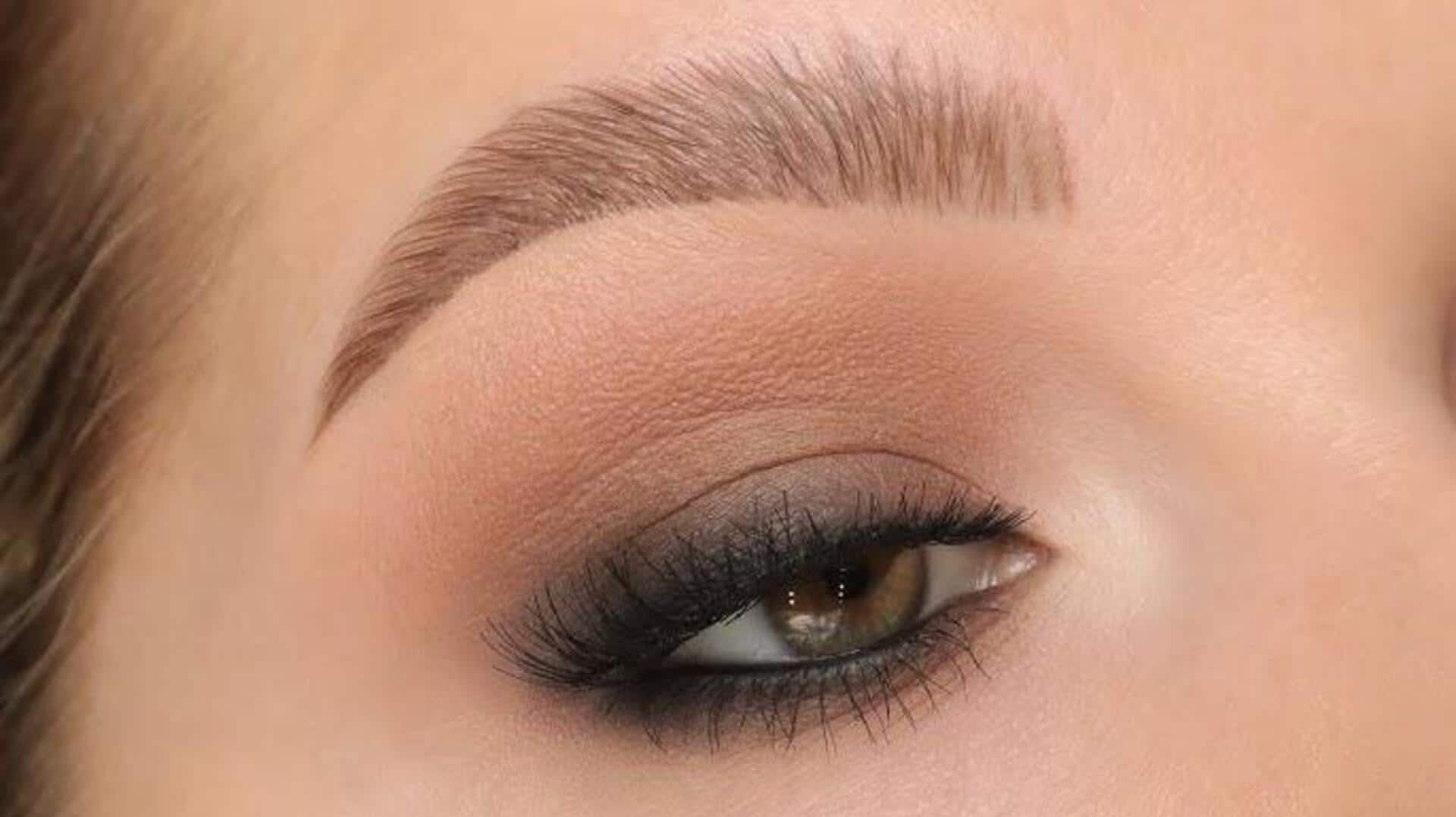 स्मोकी आई मेकअप लुक पाने के लिए अपनाएं ये तरीका, लगेंगी बेहद खूबसूरत