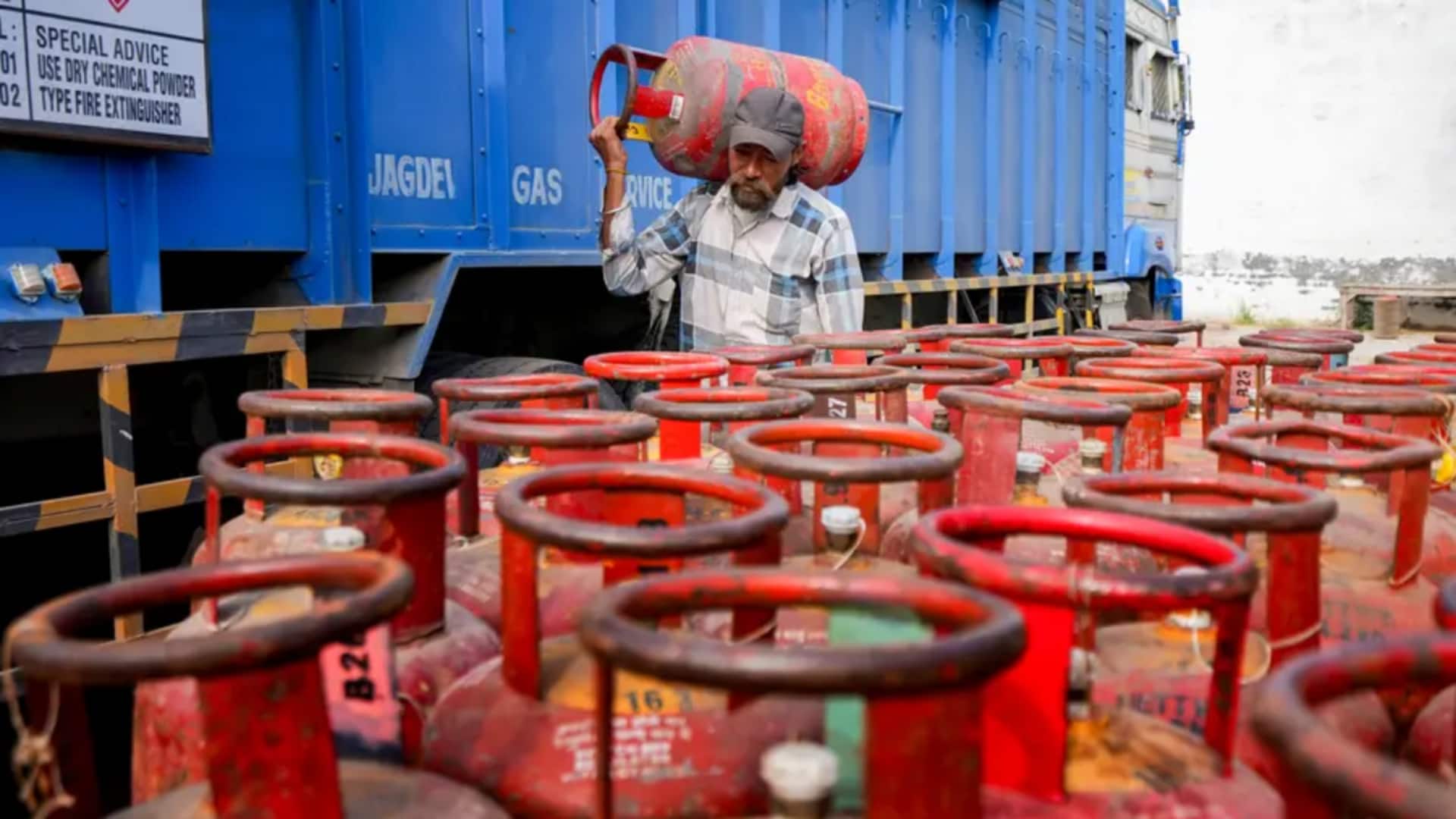 PNG कनेक्शन वालों को नहीं मिलेगा LPG सिलेंडर, गैस संकट के बीच सरकार ने नियम बदले  