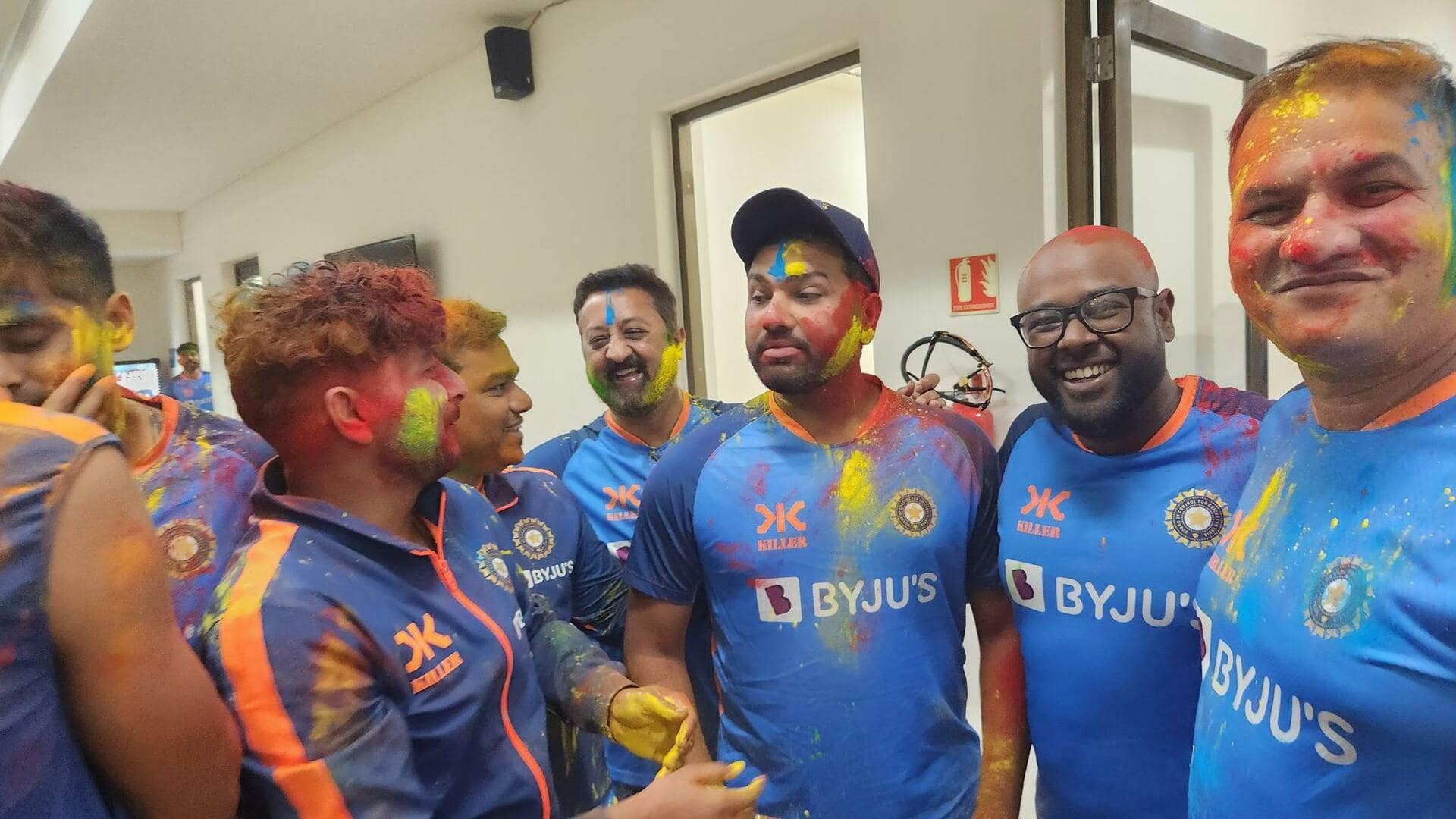 भारतीय क्रिकेट टीम के खिलाड़ियों ने खेली जमकर होली, तस्वीरें हुई वायरल