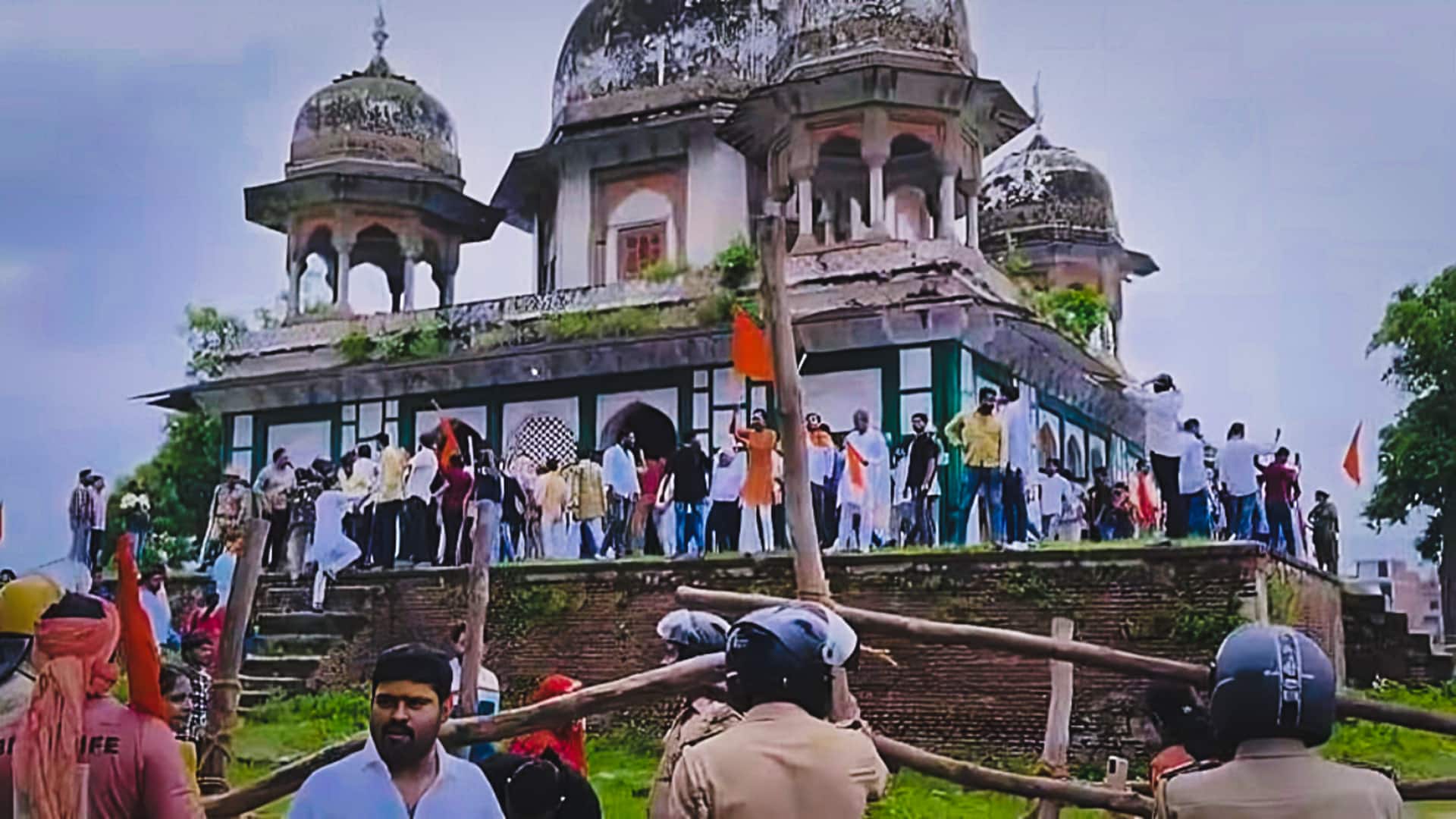 उत्तर प्रदेश के फतेहपुर में मकबरा तोड़ने पहुंचे हिंदू संगठन के लोग, इलाके में तनाव उत्तर प्रदेश के फतेहपुर में मकबरा तोड़ने पहुंचे हिंदू संगठन के लोग, इलाके में तनाव