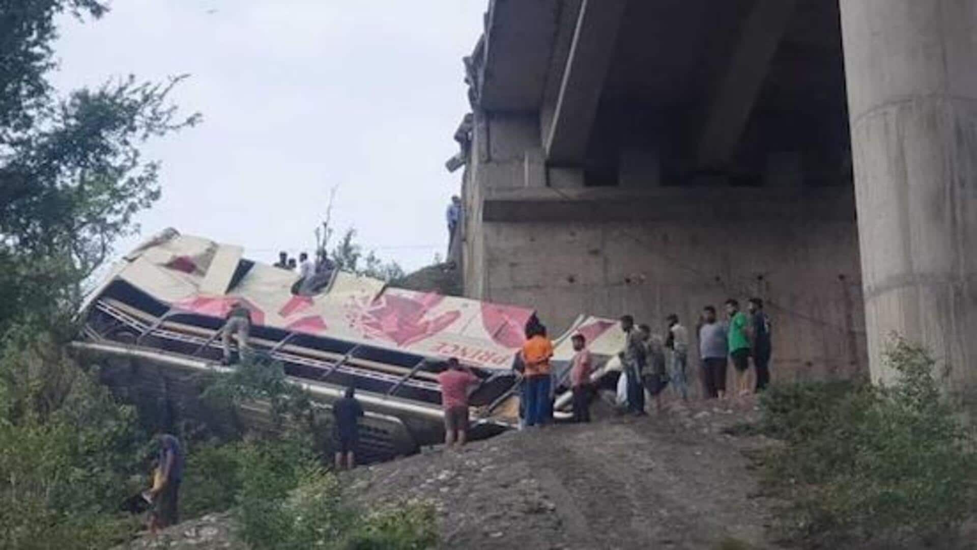 जम्मू-कश्मीर: अमृतसर से वैष्णो देवी जा रही बस पुल तोड़कर खाई में गिरी, 10 की मौत