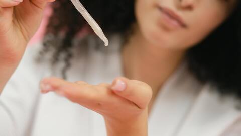 हयालूरोनिक एसिड त्वचा की कई समस्याओं को चुटकियों में करेगा हल, बनाएं स्किनकेयर रूटीन का हिस्सा 