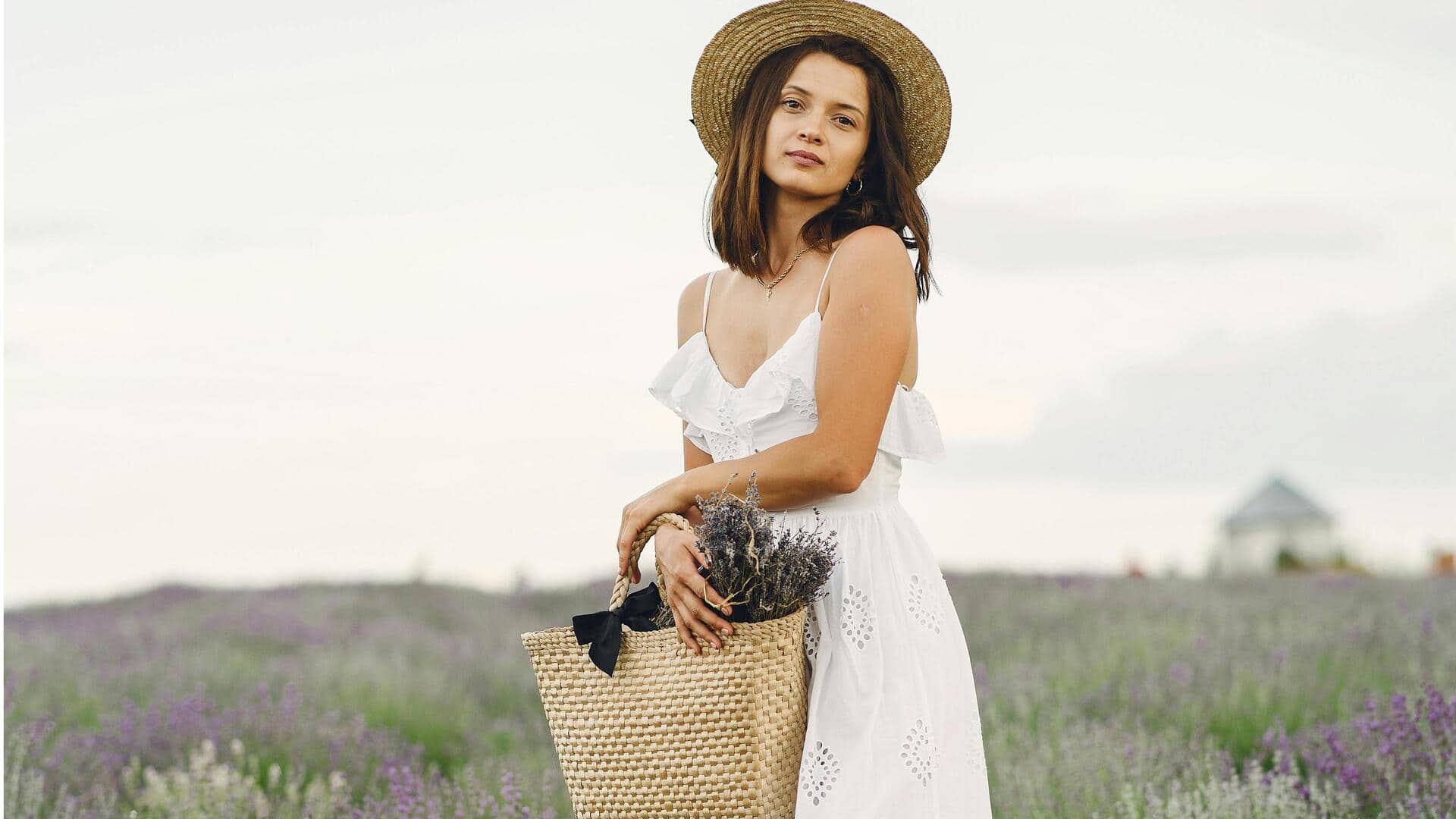 गर्मियों में घूमने जा रही हैं तो पहनें ये 5 ड्रेस, दिखेंगी स्टाइलिश और मिलेगा आराम