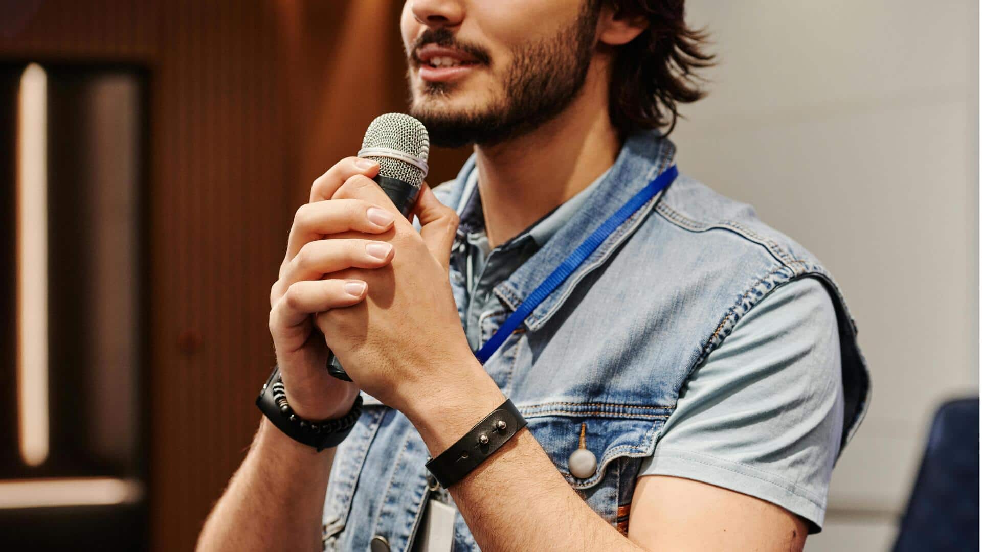 सार्वजनिक रूप से बोलने में माहिर बनना चाहते हैं? इन 5 आदतों को अपना लें