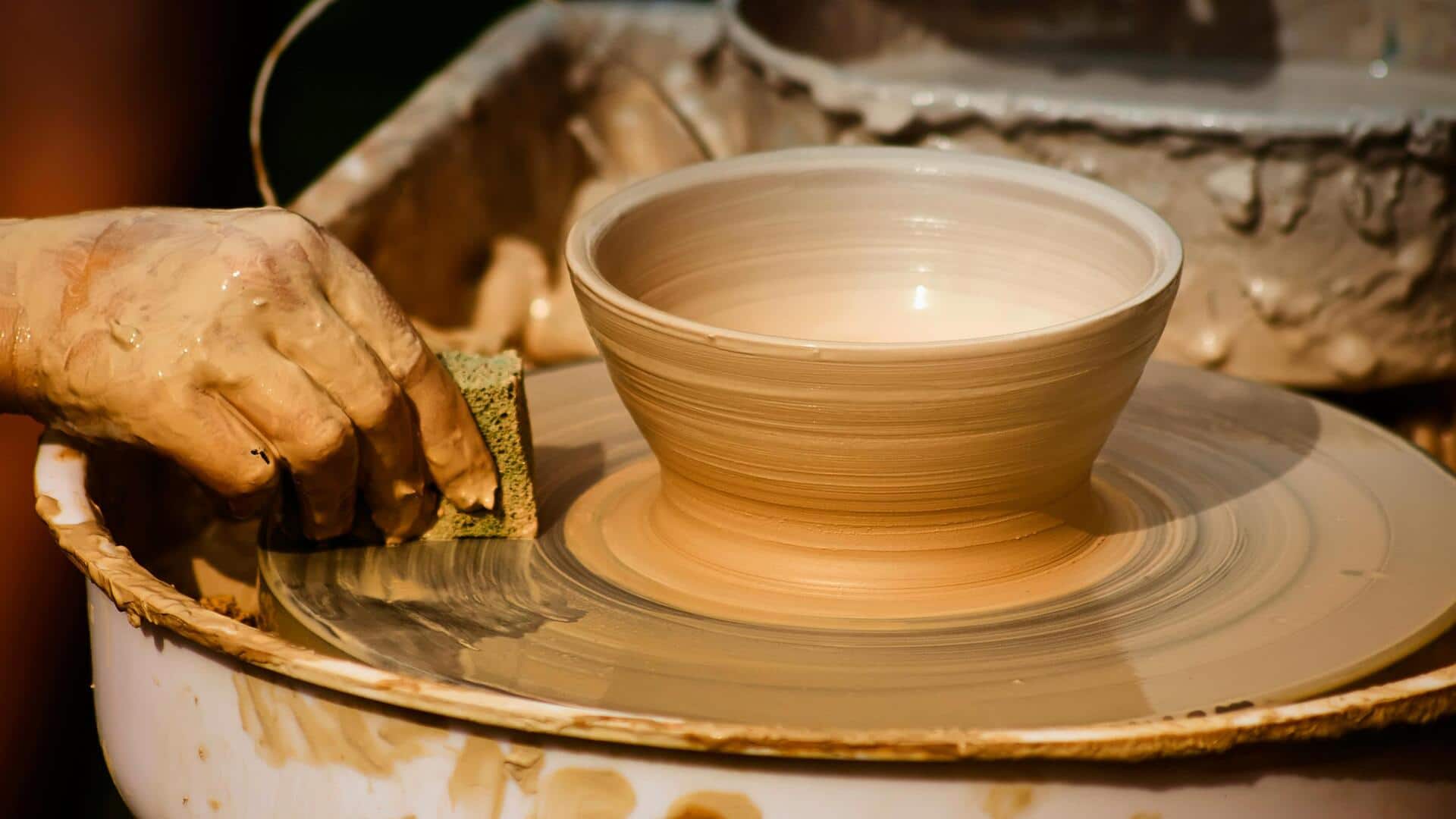 मिट्टी की चीजें बनाने की योजना बना रहे हैं? इन बातों का रखें ध्यान