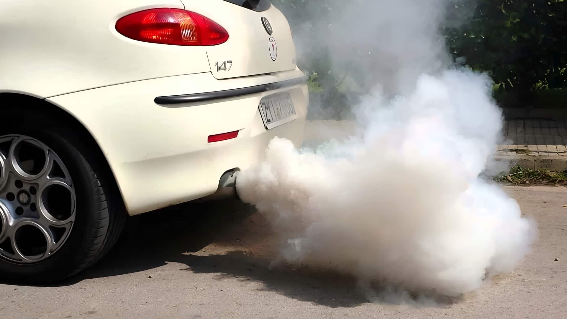 कार से निकल रहा है सफेद धुआं तो हो जाएं सावधान, जानिए क्या हैं इसकी वजह