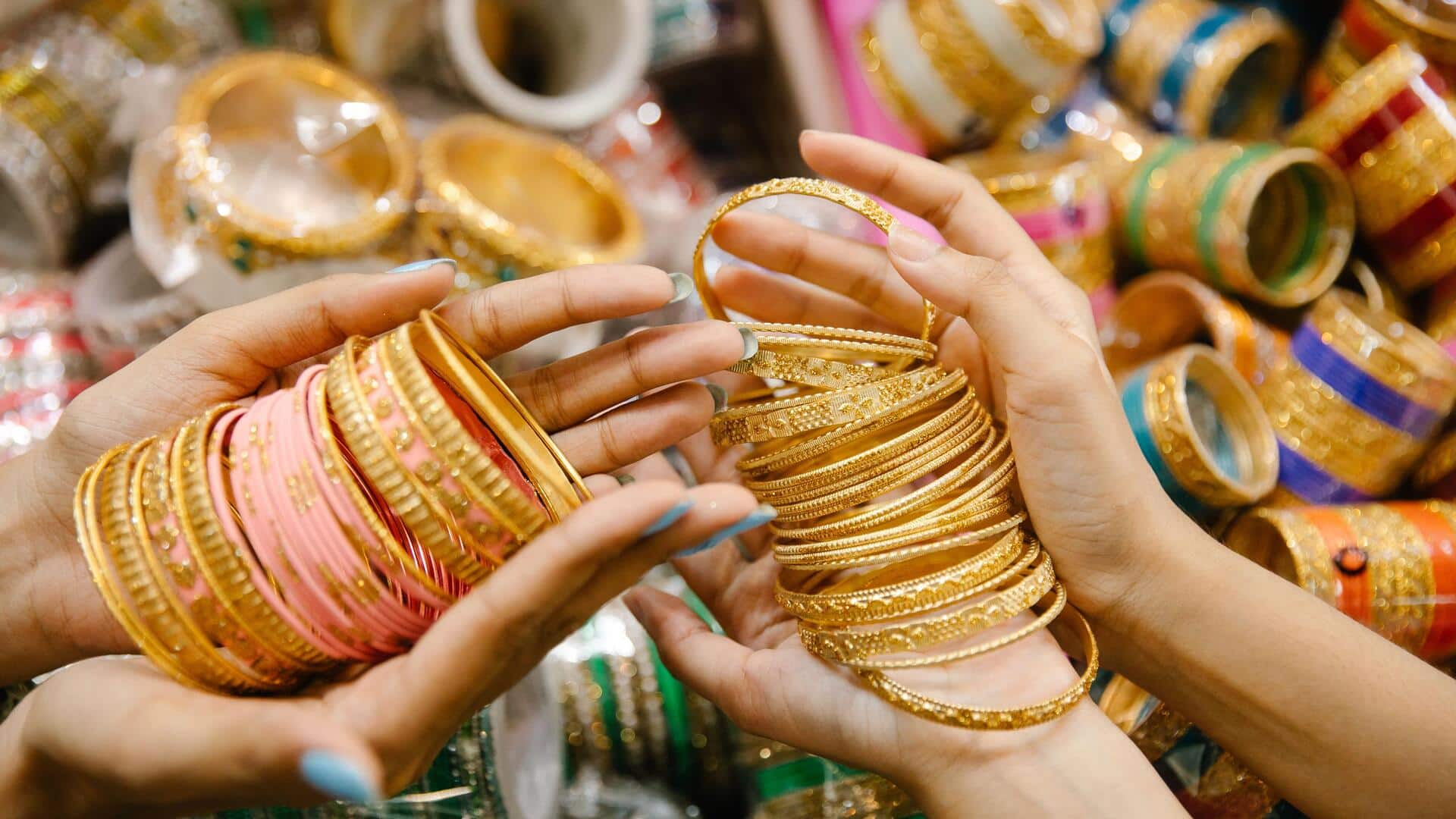 घर पर आसानी से बनाएं रंग-बिरंगी चूड़ियां, बढ़ाएंगी आपके हाथों की सुंदरता
