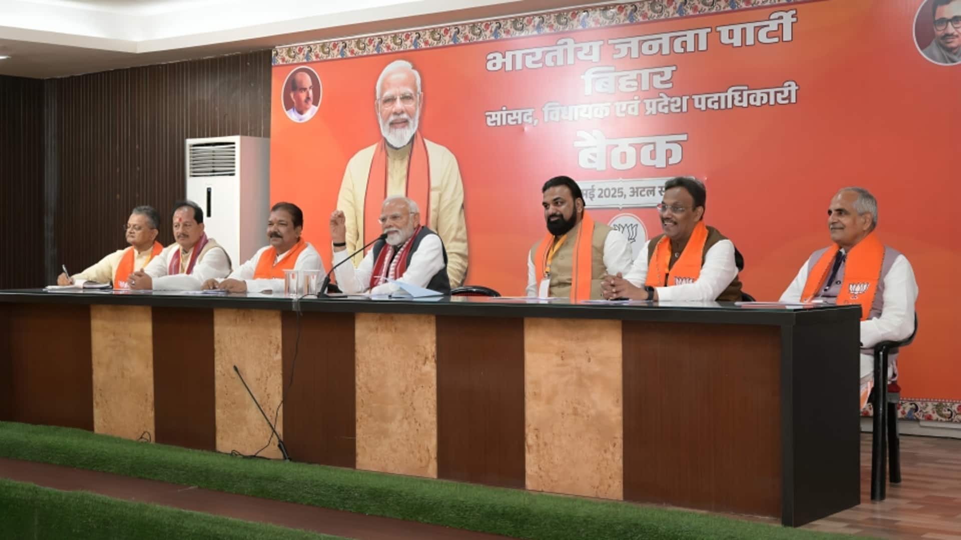 नरेंद्र मोदी का भाजपा नेताओं को साफ संदेश, कहा- टिकट वितरण में जमींदारी प्रथा नहीं चलेगी नरेंद्र मोदी का भाजपा नेताओं को साफ संदेश, कहा- टिकट वितरण में जमींदारी प्रथा नहीं चलेगी