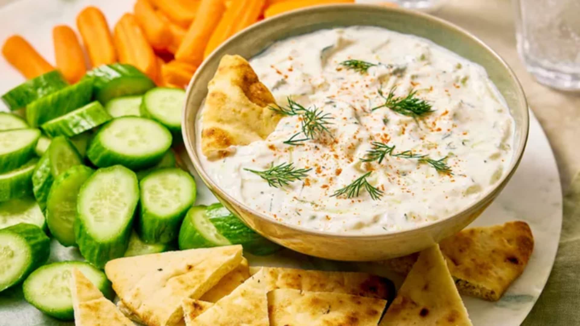 गर्मियों में ताजगी पाने के लिए बनाएं ग्रीक त्जतजिकी और समर रैप, जानिए इनकी रेसिपी