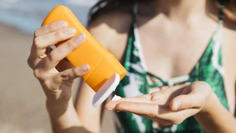 गर्मी में तैलीय त्वचा वाले लोग इन 5 सरल टिप्स के जरिए करें सनस्क्रीन का चुनाव 