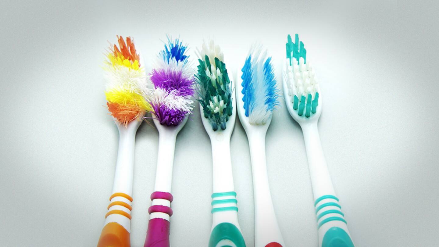 पुराने टूथब्रश को न समझें बेकार, इन चीजों की सफाई के लिए करें इस्तेमाल