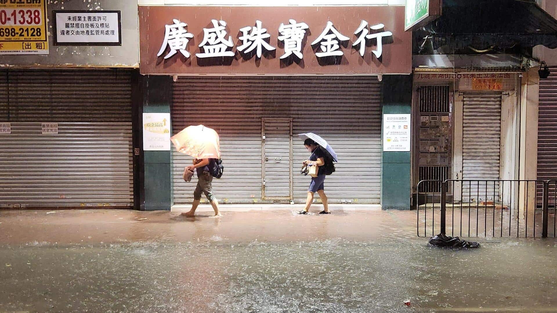हांगकांग: 140 साल में सबसे अधिक बारिश, मॉल से लेकर मेट्रो तक में भरा पानी