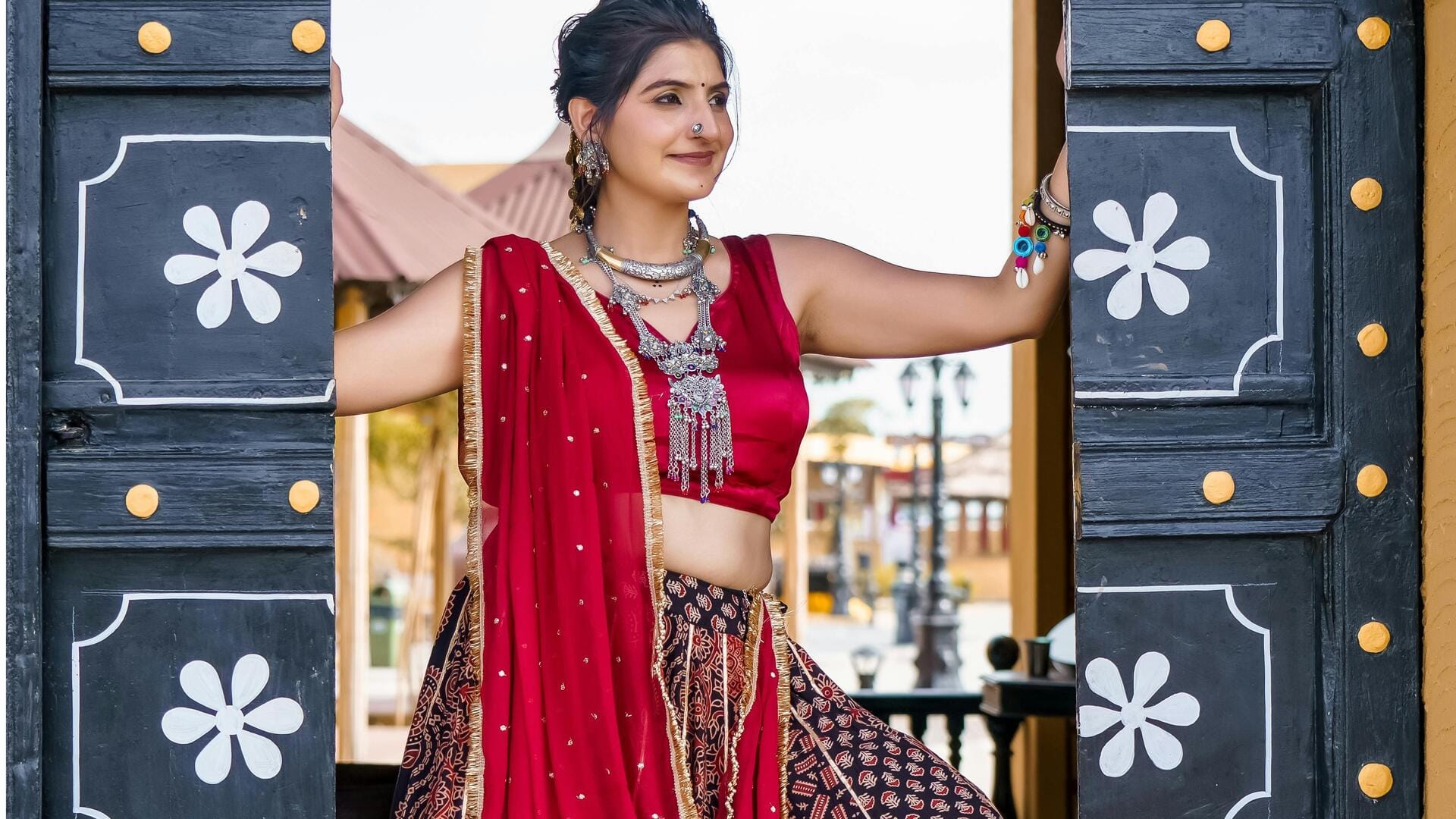 लाल रंग के लहंगे को स्टाइल करने के लिए अपनाएं ये तरीका, लगेंगी बेहद खूबसूरत लाल रंग के लहंगे को स्टाइल करने के लिए अपनाएं ये तरीका, लगेंगी बेहद खूबसूरत