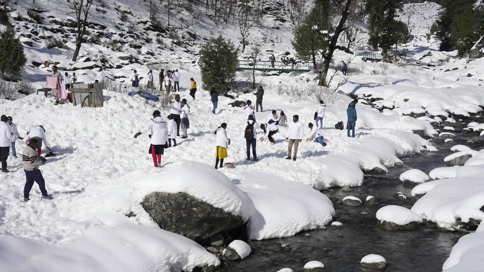 घने कोहरे से उत्तर भारत में जनजीवन अस्त-व्यस्त, पहाड़ों पर बर्फबारी का कहर 
