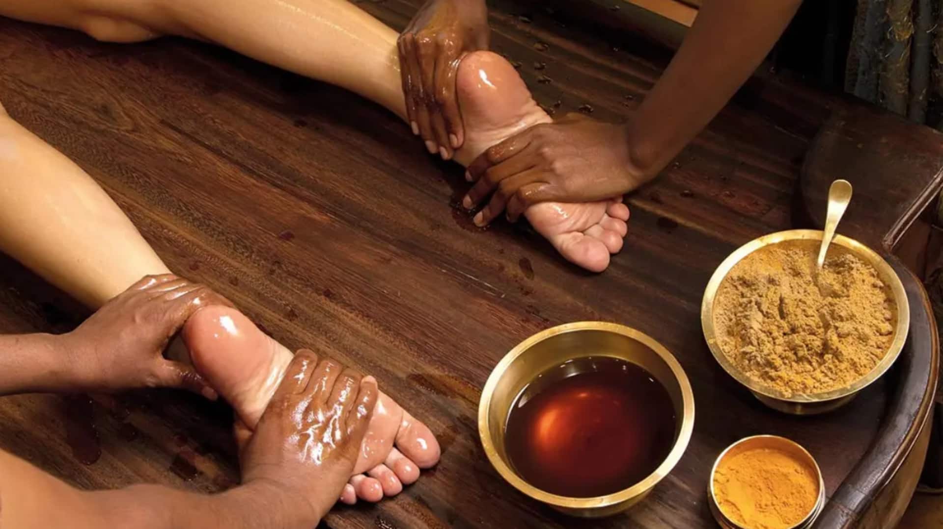 क्या है अभ्यंग मालिश? जानिए इससे मिलने वाले फायदे और अन्य महत्वपूर्ण बातें