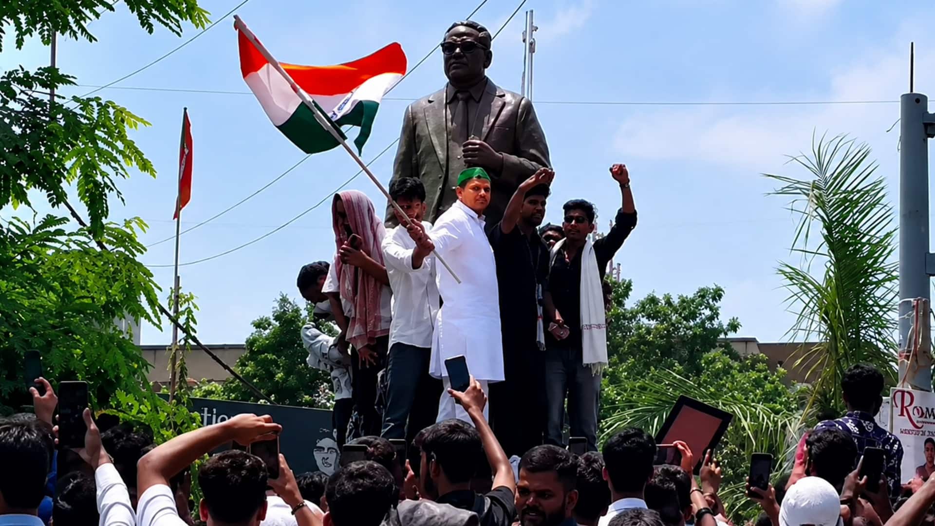 बिहार में छात्रों के प्रदर्शन में शामिल तेज प्रताप यादव हिरासत में, कहा- मरने-मिटने को तैयार