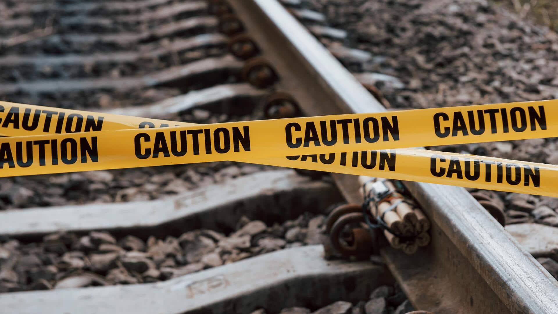 गुजरात: 3 बच्चों को लेकर ट्रेन के आगे कूदा पिता, सभी की मौत