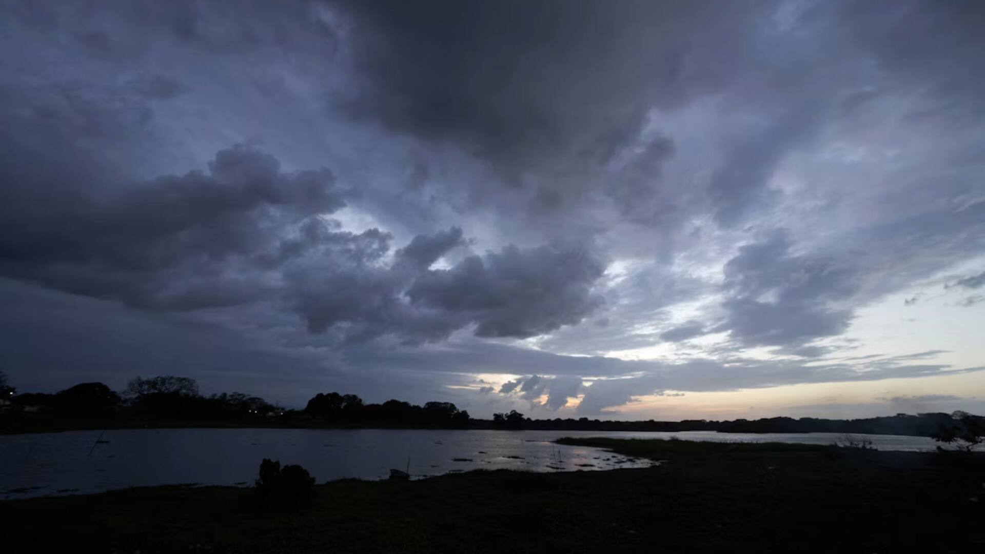 अगले 3-4 दिनों तक इन राज्यों में झूमके बरसेंगे बादल, जानिए दिल्ली में कैसा रहेगा मौसम 