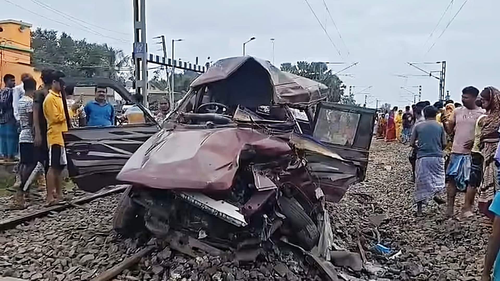 पश्चिम बंगाल के मुर्शिदाबाद में ट्रेन ने स्कूल वैन में टक्कर मारी, 3 छात्रों की मौत