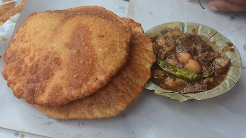 अयोध्या घूमने जा रहे हैं? चखना न भूलें इन मशहूर स्ट्रीट फूड का स्वाद 