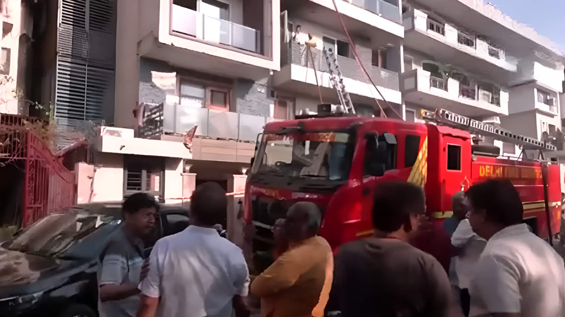 दिल्ली: विवेक विहार में आग लगने से 9 लोगों की मौत, AC में धमाके की आशंका