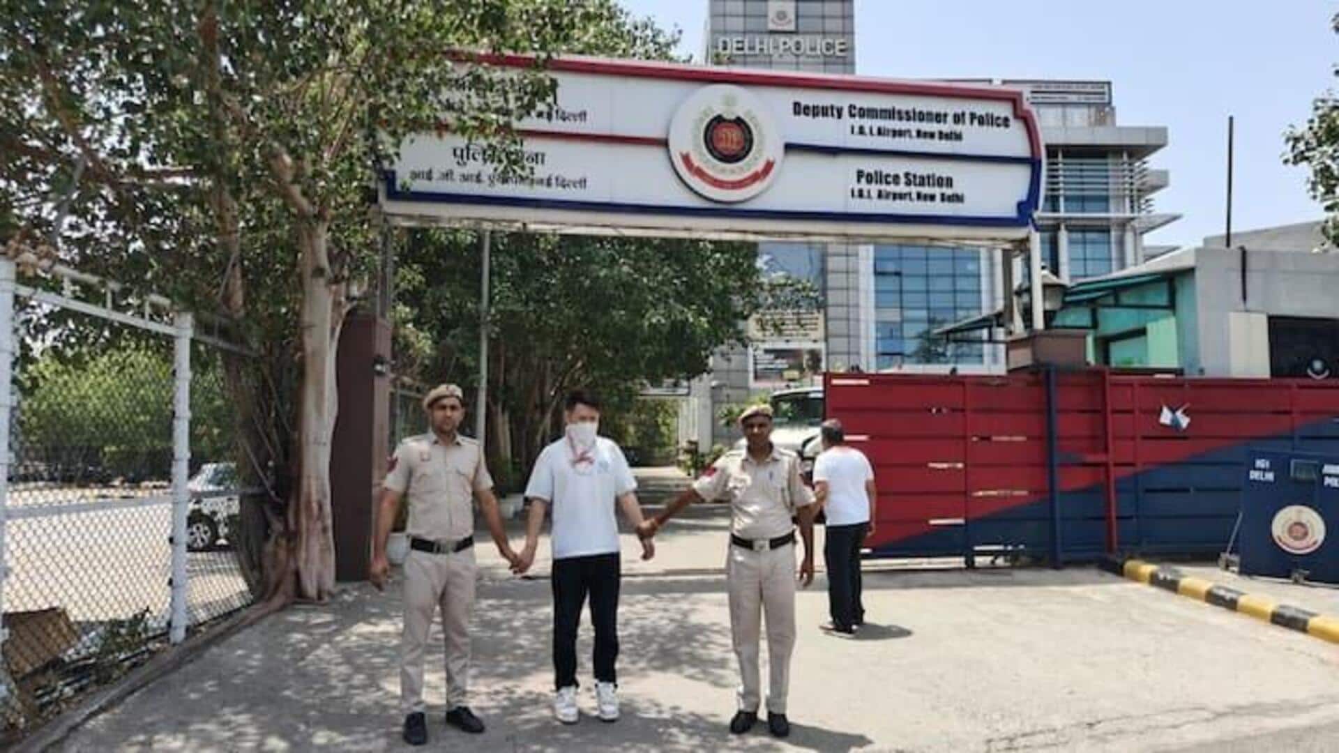 हांगकांग से दिल्ली आ रही उड़ान में चोरी करने के आरोप में चीनी नागरिक गिरफ्तार हांगकांग से दिल्ली आ रही उड़ान में चोरी करने के आरोप में चीनी नागरिक गिरफ्तार