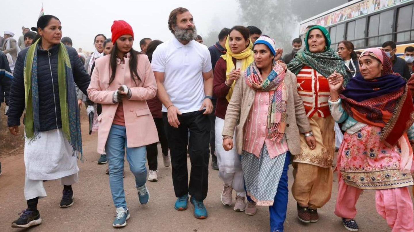 भारत जोड़ो यात्राः राहुल गांधी के साथ आज यात्रा में कदम मिला रहीं महिलाएं