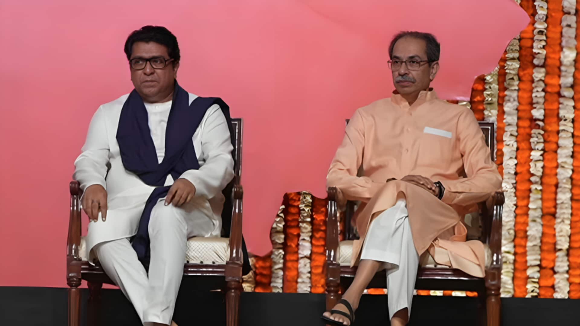 महाराष्ट्र: ठाकरे बंधु 20 साल बाद एक मंच पर दिखे, मुंबई में निकाली 'मराठी एकता' रैली महाराष्ट्र: ठाकरे बंधु 20 साल बाद एक मंच पर दिखे, मुंबई में निकाली 'मराठी एकता' रैली
