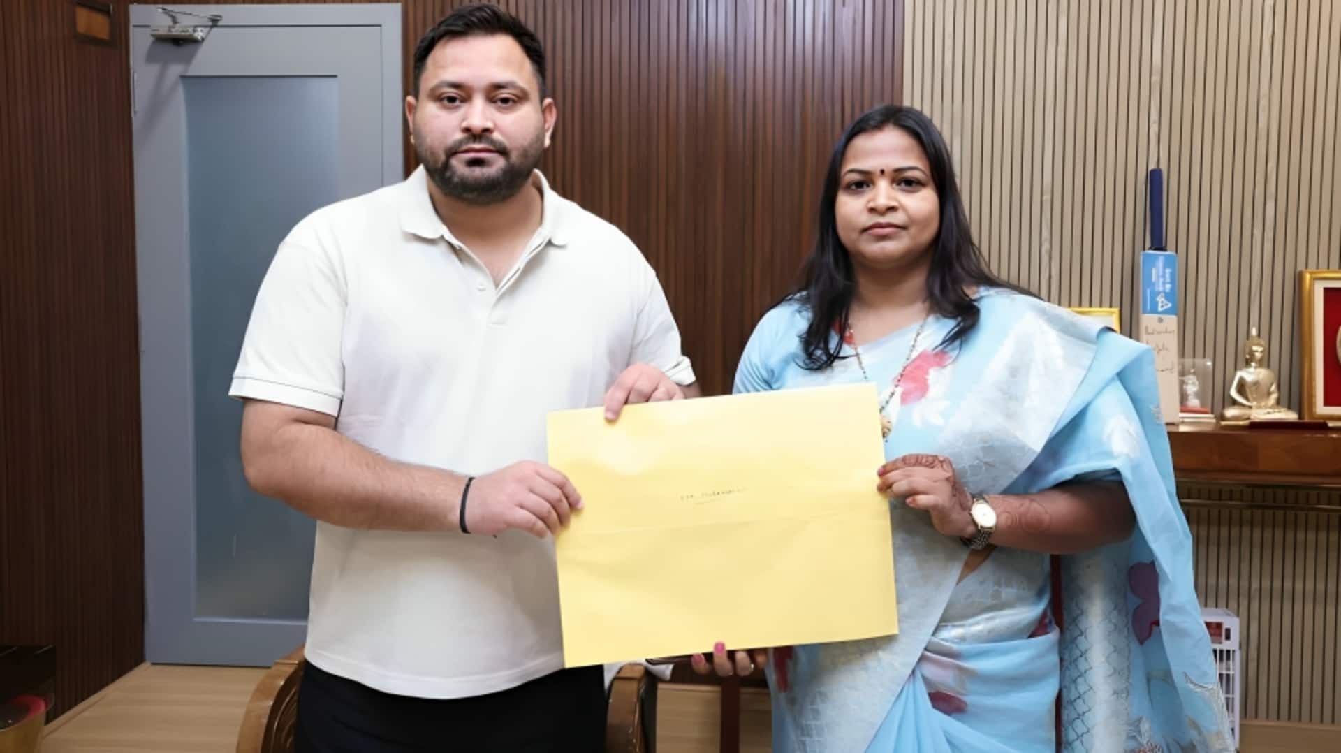 बिहार में चुनाव से पहले RJD को झटका, मोहनिया सीट से उम्मीदवार का नामांकन रद्द बिहार में चुनाव से पहले RJD को झटका, मोहनिया सीट से उम्मीदवार का नामांकन रद्द